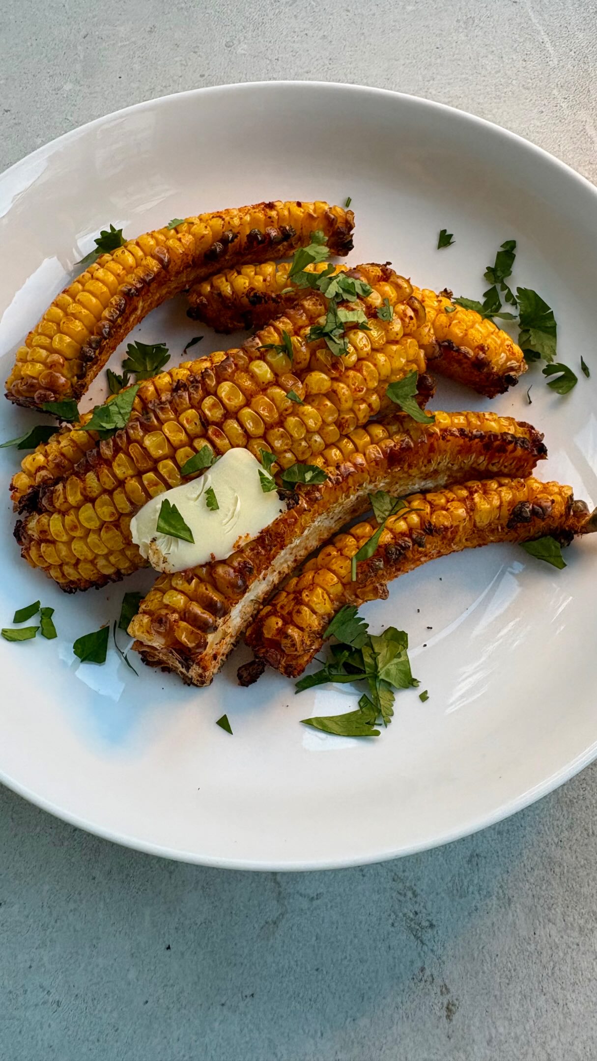 I was inspired to make these delicious corn ribs by my lovely foodie friend @stephs_fooddiary - really easy to make and so good! Served them with spicy chicken tacos with homemade salsa and guacamole- delish! Thanks Steph! ?
#cornribs #sweetcorn #méxicanfood