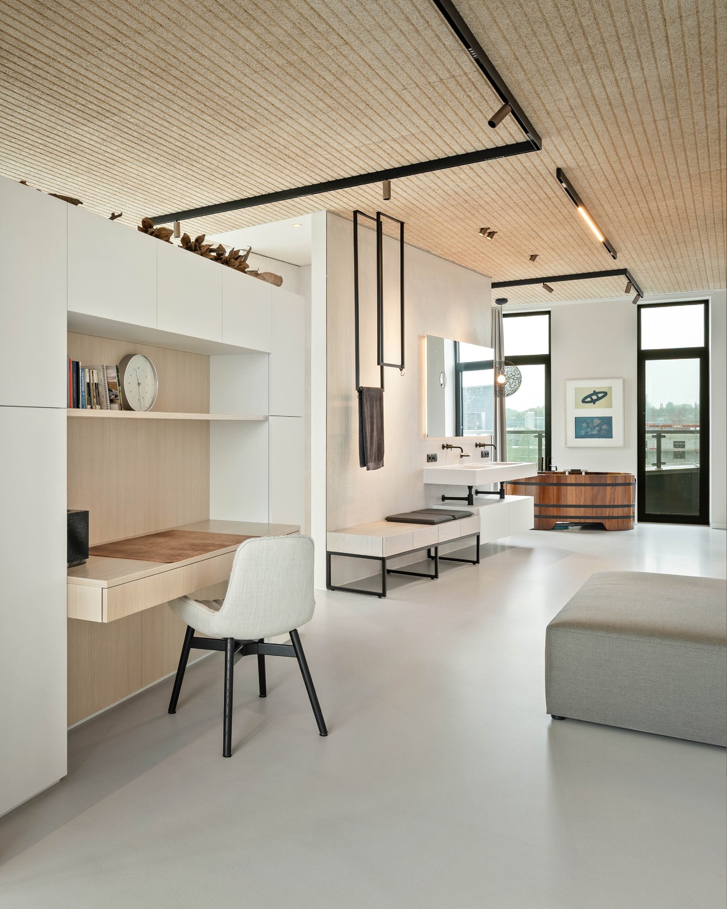 Penthouse Norddeutschland, DE
Inspired by the coastal landscape, the interior design blends harmoniously into its surroundings and captures the Nordic flair. The interior and exterior merge and are interrupted by colourful and artificial accents – like the sails of small boats at sea.
#KitzigDesignstudio #KitzigIdentities #Interior #Penthouse