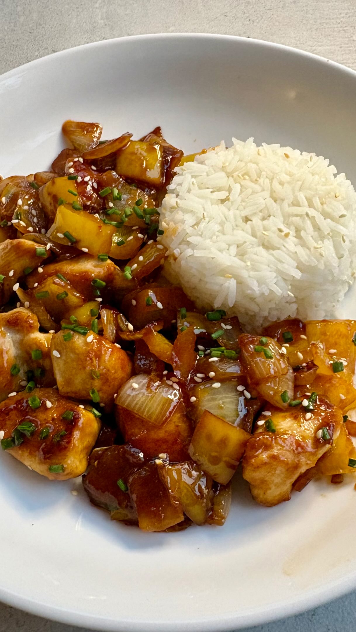 I love sweet and sour and this is my version, I’m sure it’s far from authentic, but it’s a lovely combination of flavours and always hits the spot! I sometimes add a tablespoon of honey too if I want to up the sweetness, or add more sriracha for a little more heat. Happy Sunday!
Recipe on my website - https://www.georgesbristolkitchen.co.uk/sweet-and-spicy-chicken
#sweetandsour #fakeaway #chinesefakeaway
Sriracha - @sriracha_fg
Sesame oil and soy sauce - @lkkeurope
Ketchup - @heinz_uk