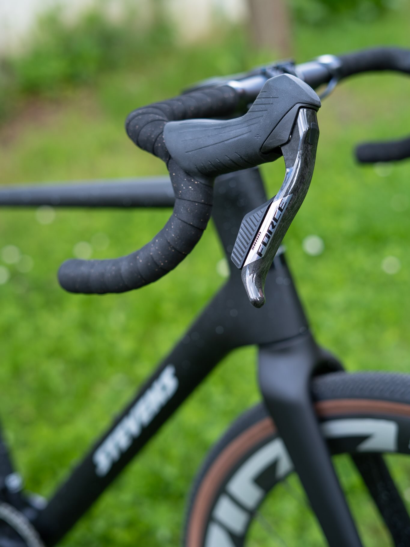 🏁 Auflösung: RS steht für RACE SPORT! 🔥
Und das ist beim STEVENS Camino RS Pro AXS definitiv Programm. Ein Gravelbike, das nicht nur schnell aussieht, sondern auch bei jedem Detail auf Performance getrimmt ist. 👀
Von der SRAM Force AXS Schaltgruppe bis zum sportlich abgestimmten Carbonrahmen – hier steckt ordentlich Race-DNA drin. 💨
Gravel kann Abenteuer. Aber Gravel kann eben auch Race Sport. 😎
#stevens #stevensbikes #caminors #caminorsproaxs #bikepointdresden