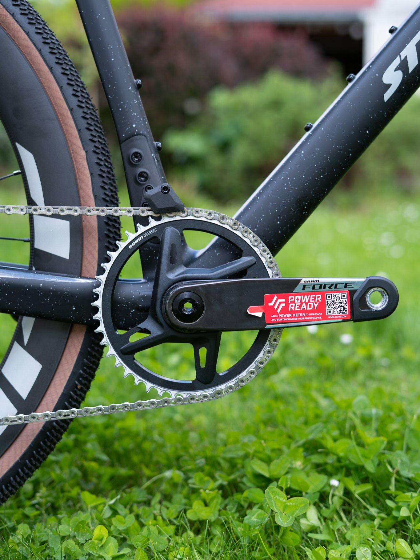 🏁 Auflösung: RS steht für RACE SPORT! 🔥
Und das ist beim STEVENS Camino RS Pro AXS definitiv Programm. Ein Gravelbike, das nicht nur schnell aussieht, sondern auch bei jedem Detail auf Performance getrimmt ist. 👀
Von der SRAM Force AXS Schaltgruppe bis zum sportlich abgestimmten Carbonrahmen – hier steckt ordentlich Race-DNA drin. 💨
Gravel kann Abenteuer. Aber Gravel kann eben auch Race Sport. 😎
#stevens #stevensbikes #caminors #caminorsproaxs #bikepointdresden