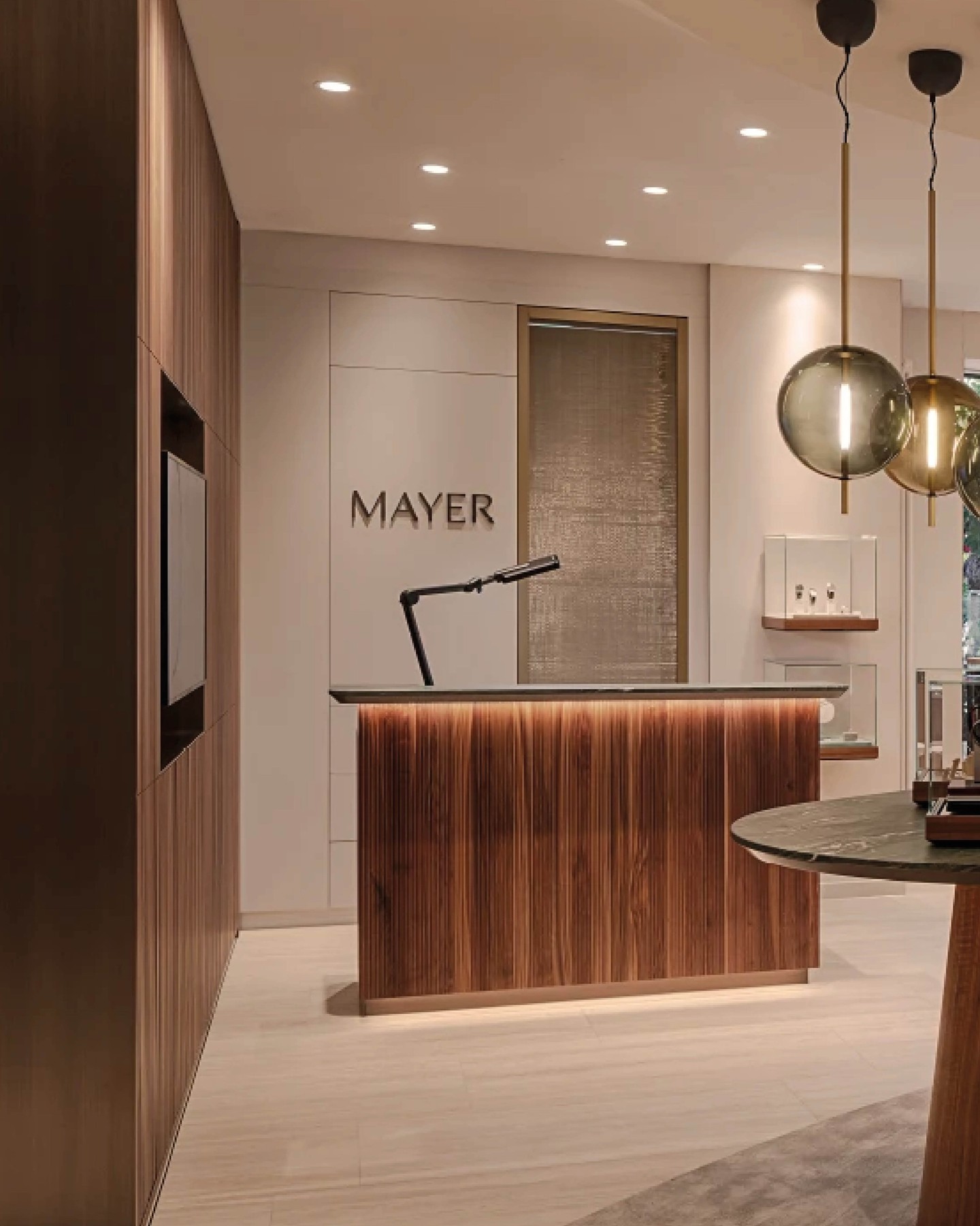 Juwelier Mayer Starnberg
The interior concept for the jewelry store at Lake Starnberg combines luxurious elegance with a warm, residential atmosphere. Inspired by the natural surroundings and color palette of the lake.
Photography: Gabriel Büchelmeier
#KitzigDesignStudio #KitzigIdentities #Juwelier 
