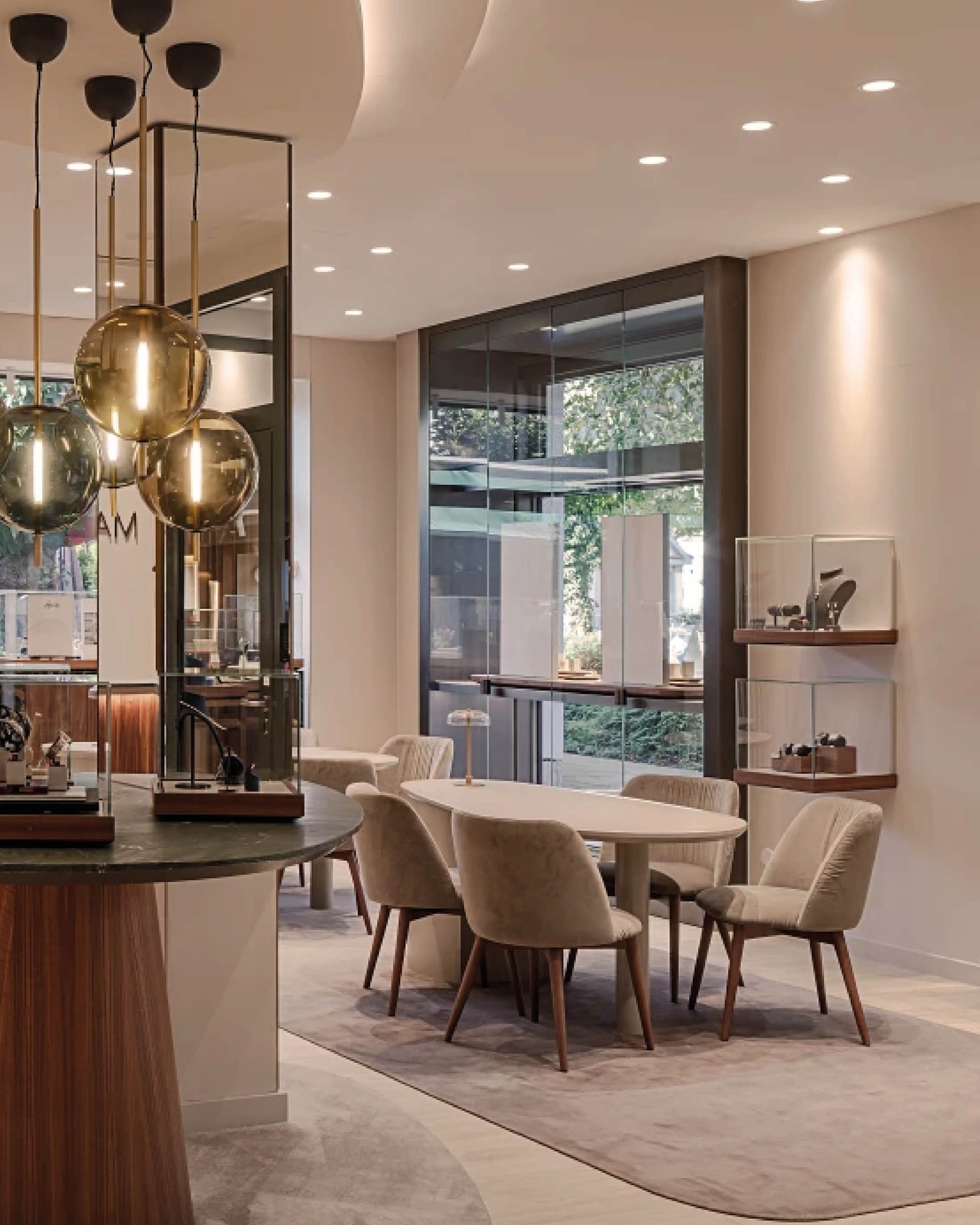 Juwelier Mayer Starnberg
The interior concept for the jewelry store at Lake Starnberg combines luxurious elegance with a warm, residential atmosphere. Inspired by the natural surroundings and color palette of the lake.
Photography: Gabriel Büchelmeier
#KitzigDesignStudio #KitzigIdentities #Juwelier 